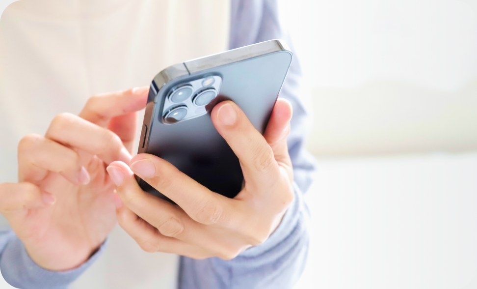 スマートフォンで問い合わせをする様子
